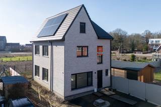 Verkoop onder btw-stelsel 21%<br /><br />Ontdek deze hedendaagse en energiezuinige nieuwbouwwoning (bouwjaar 2024) in het charmante Oosterzele. De woning is rustig gelegen in een doodlopende straat, op korte afstand van het centrum, en combineert modern wooncomfort met een uitstekende energieprestatie.<br />Met een bewoonbare oppervlakte van 199 m² biedt deze woning veel ruimte en licht. Via de inkomhal komt u in de lichtrijke leefruimte met grote raampartijen die zorgen voor een aangename, open sfeer. De woonkamer sluit naadloos aan op de volledig ingerichte open keuken. Aansluitend bevindt zich een praktische berging.<br />Op de eerste verdieping zijn er drie volwaardige slaapkamers en een moderne badkamer met inloopdouche en apart toilet. De zolder is bereikbaar via een vaste trap en biedt de mogelijkheid om nog twee extra slaapkamers, een bureau of hobbyruimte te creëren.<br />Achteraan bevindt zich een zonnige zuidwestgerichte tuin waar u in alle rust van de zon kunt genieten. De tuin grenst aan een achterliggend voetpad, wat zorgt voor extra privacy en een praktische toegang.<br />De woning werd gebouwd met bijzondere aandacht voor energiezuinigheid en is uitgerust met zonnepanelen, een warmtepomp met vloerverwarming en dubbele beglazing. Dit resulteert in een zeer gunstig E-peil van E3 en energielabel A.<br /><br />Perceeloppervlak: 238m²<br />Bruikbare vloeroppervlakte volgens EPB: 199m²<br /><br />EPB: E3, energielabel A<br />Stedenbouwkundige inlichtingen: Bouw vergund, geen rechterlijke herstelmaatregel of bestuurlijke maatregel opgelegd, geen voorkooprecht, woongebied, geen verkavelingsvergunning.<br />Keuring elektriciteit is CONFORM A.R.E.I. (algemeen reglement elektrische installaties.)<br /><br />Geen overstromingsgevoelig gebied: P-score A, G-score A<br /><br />Contacteer <strong>Simon Van Innis</strong> voor bijkomende inlichtingen of een vrijblijvend plaatsbezoek via <strong>0479 05 31 59</strong> of via <strong>simon@ocvastgoed.be</strong><br /> 