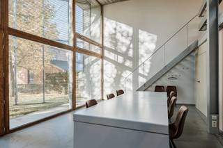 <strong>Uniek kantoor met karakter: werken rond een historische molen. 6 privatieve parkeerplaatsen zijn bovendien rechtstreeks voor het gebouw voorzien. Mogelijkheid tot woning (mits vergunning). EPC label C.</strong><br /><br />In de rustige en vlot bereikbare Pater Damiaanstraat wacht een uitzonderlijke werkplek die je nergens anders vindt. Dit stijlvolle kantoorgebouw (2002) werd ontworpen rond een beschermde, historische molen, die als blikvanger meteen een sterke identiteit geeft aan jouw onderneming. Het resultaat is een unieke combinatie van authenticiteit, uitstraling en professionele klasse.<br /><br />Het kantoor biedt ca. 165 m² efficiënt ingerichte werkruimte. De ruime open kantoorzone baadt in het daglicht dankzij de grote raampartijen en biedt een inspirerend zicht op de molen. Verder zijn er een keuken, sanitaire voorzieningen en maatwerk akoestische kasten, die zorgen voor optimale geluidsabsorptie en een serene, productieve werksfeer.<br /><br />Ook op het vlak van comfort is dit pand een absolute troef. Op het gelijkvloers geniet je van vloerverwarming, terwijl radiatoren op de verdieping voor een aangename warmteverdeling zorgen. Duurzame materialen, een kwalitatieve afwerking en royale glaspartijen creëren een lichte maar toch rustgevende omgeving, zonder in te boeten aan privacy.<br /><br />Niet alleen de historische molen maakt deel uit van de verkoop, maar ook de prachtige authentieke schouw die je op de foto’s ziet. Deze unieke elementen versterken het karakter en de uitzonderlijke uitstraling van het pand.<br /><br />De ligging is bijzonder gunstig: een rustige straat met een vlotte verbinding naar Leuven, Aarschot en Haacht, en parkeergelegenheid in de directe omgeving. Het geheel vormt een professionele maar tegelijk sfeervolle werkomgeving waarin rust, authenticiteit en beleving centraal staan.<br /><br />Dit pand is ideaal voor uiteenlopende professionele activiteiten: van kantoor, architecten- of creatief bureau tot praktijkruimte voor psychologen, paramedische beroepen, coaching of consultancy. Ook als vergaderlocatie of kleinschalige opleidingsruimte komt het kantoor perfect tot zijn recht. Een uitstekende keuze voor organisaties die belang hechten aan uitstraling, identiteit en een sterke eerste indruk.<br /><br />Een zeldzame kans op een bijzondere werkplek die blijft hangen.<br /><br />Interesse? Mail naar laurens@immogve.be of bel naar 0496 07 89 48.