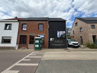 <p><strong>Energetische eengezinswoning te Haasrode, Oud-Heverlee</strong><br /><br />Wij bieden u een energetische renovatie namelijk een halfopen bebouwing op heden in zijn laatste fase van renovatie en dit gelegen op een perceel van meer dan 2are. Het pand werd ontworpen met oog voor lichtinval, materiaalkeuze en het ruimtelijk gevoel. Zo omvat deze woning 5 slaapkamers en 2 badkamers. De vijfde slaapkamer is een masterbedroom met ensuite badkamer en dressing. Ook een bureau ruimte is voorzien in dit pand.  Verder is er een carport, ruim terras en mooi aangelegde groene tuin. Door de combinatie van zonnepanelen, maximale muur- en dakisolatie en het kiezen voor een gascondensatieketel bekomt men hier een LABEL A. </p><p><span><strong>Dit pand is kiezen voor ruimte en rust rekening houdende met toekomstige energetische normen. Deze woning kan uw thuis worden. Vraag het lastenboek en de plannen op en plan gewoonweg een bezoek ter plaatse met onze vastgoedmakelaar Jacky: </strong></span><span><strong>jacky@connect-immo.be</strong></span><span><strong> - 0495 53 46 49. </strong></span></p><br />