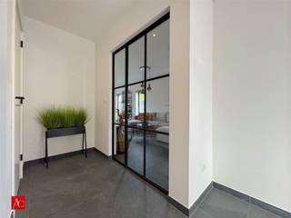 <p>Recente halfopen bebouwing (2019) met 3 slaapkamers, garage in rustige doodlopende straat</p><p>Bent u op zoek naar een energiezuinige gezinswoning waar ruimte, comfort en een uitstekende ligging samenkomen? Dan zal deze prachtige halfopen bebouwing uit 2019 u ongetwijfeld weten te bekoren.</p><p>Met een royale bewoonbare oppervlakte van maar liefst 228 m² biedt deze woning alle ruimte die een modern gezin nodig heeft. U beschikt momenteel over 3 volwaardige slaapkamers, terwijl de ruime zolderverdieping met haar hoogwaardige afwerking nog tal van mogelijkheden biedt. Hier kunnen eenvoudig 2 extra slaapkamers, een thuisbureau of hobbyruimte worden gecreëerd.</p><p>Ook op vlak van energieprestaties scoort deze woning uitstekend. Dankzij het EPC-label A, de aanwezigheid van 15 zonnepanelen en de geplaatste screens geniet u van een bijzonder comfortabele en energiezuinige woonervaring.</p><p>Buiten wacht een aangename, zuidwest georiënteerde tuin, waar u de hele namiddag en avond kunt genieten van de zon. De woning beschikt bovendien over een garage en voldoende praktische bergruimte.</p><p>De ligging vormt een absolute meerwaarde: gelegen in een kindvriendelijke woonwijk en in een doodlopende straat, geniet u hier van maximale rust en veiligheid, terwijl scholen, winkels en verbindingswegen zich op korte afstand bevinden.</p><p>Plan zelf uw afspraak in via : https://www.acvastgoed.be/nl/te-koop/beveren-kruibeke-zwijndrecht/huis/zeer-recente-hob-met-garage-in-kindvriendelijke-wijk/3835/</p>