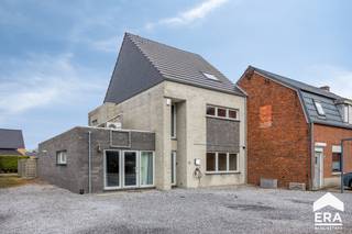 <p>Ruime gezinswoning met praktijkruimte te koop in Lommel!</p>

<p><strong>Lommel-Barrier: Lichtrijke, energiezuinige en ruime gezinswoning (280m²) met praktijkruimte op 520m²</strong></p>

<p> </p>

<p><span>Deze lichtrijke en energiezuinige gezinswoning van 2009 is door zijn karakter als &amp;quot;handelshuis&amp;quot; polyvalent. De praktijkruimte met aparte inkom kan dienen voor meerdere functies (zelfstandige activiteit, homeoffice, extra slaapkamer, ..)</span></p>

<p>Enkele troeven:</p>

<ul><li>Zeer ruime woning (280m²)</li><li>3 slaapkamers (5 mogelijk)</li><li>EPC label B + 22 zonnepanelen met groenestroomcertificaten</li><li>Conforme elektrische installatie</li><li>Gunstige ligging nabij winkels, scholen, openbaar vervoer en op ca. 25 minuten van Eindhoven</li><li>Gasketel van 2025 en vloerverwarming in leefruimtes</li><li>Asbestvrij</li><li>Onderhoudsvriendelijke en omheinde tuin met overdekt terras</li></ul>

<p>Indeling: zie plannen in bijlagen.</p>