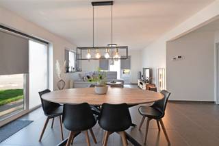 <p>Vous êtes à la recherche d'un bel appartement de 2 chambres à coucher à Zwijnaarde ? Nous avons exactement ce qu'il vous faut !</p><p>L'appartement est situé dans la Zandvoordestraat à Gand, un quartier agréable et facile d'accès au centre-ville. Dans les environs, vous trouverez de nombreux magasins, écoles, transports publics et toutes les commodités nécessaires. De plus, vous bénéficiez ici d'une excellente accessibilité grâce à la proximité des grands axes routiers et de la gare de Gand-Saint-Pierre. Grâce à cette situation favorable, l'appartement combine le confort d'une vie tranquille avec la proximité d'une vie urbaine animée - idéal pour ceux qui veulent une vie pratique et centrale.</p><p><strong>Layout:</strong><br />En entrant, vous pénétrez dans le hall d'entrée spacieux, qui donne accès à l'espace de vie lumineux avec une cuisine ouverte. Une pièce de rangement pratique se trouve à côté de la cuisine. Le hall d'entrée mène ensuite à deux chambres spacieuses et à une salle de bains confortable.</p><p>L'appartement dispose également d'une place de parking souterrain qui peut être achetée pour <strong>25 000 €</strong> supplémentaires.</p><p>N'hésitez pas à nous contacter<strong>pour</strong> plus d'informations ou pour planifier une visite.</p>