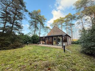 Deze gezellige vakantiewoning ligt op een volledig omheind perceel van 16 are 38 ca, waardoor privacy en veiligheid gegarandeerd zijn. Het is...