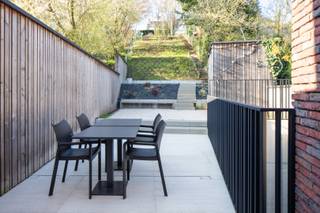 Deze recente woning (bouwjaar 2018) is een pareltje binnen de Leuvense stadsring. Niet alleen architecturaal scheert ze hoge toppen, ze is...