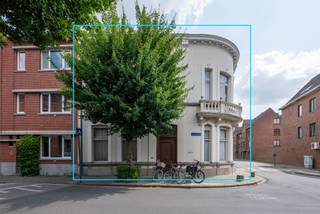 <strong>Deze prachtige directeurswoning op een perceel van 510m² in het centrum van Turnhout heeft een eclectische bouwstijl en biedt een unieke mix van charme en functionaliteit. Het huis beschikt over een ruime inkomhal, kantoorruimte, salon, eetkamer, keuken en lichte tuinkamer. Met vier slaapkamers biedt de woning veel ruimte en privacy. De stadstuin met private inrit, parkeermogelijkheden en waterpartij is een rustige groene oase in het stadscentrum. De woning heeft indrukwekkende originele kenmerken zoals hoge plafonds (+4 meter), originele vloeren en grote raampartijen die voor veel lichtinval zorgen. Ook is er een kelder en wijnkelder aanwezig voor extra opslag. Het gedetailleerde figuurglas in het houten schrijnwerk versterkt de authentieke uitstraling van het huis. Dit huis combineert historische charme met modern comfort en biedt een bijzondere woonervaring in de stad.</strong><br />
<p><u>Gelijkvloerse verdieping</u><br />Deze prachtige eigendom is opgebouwd volgens een klassiek adellijk-residentieel ontwerp. Een imposante entree met originele kenmerken heet u een warm welkom. De inkomhal is centraal gelegen en geeft toegang naar de woonkamer, vestibule, keuken en eetkamer. Toegang naar de kelderverdieping die opgedeeld in een voorraad -en wijnkelder. De woonkamer is ruim en thans ingedeeld met een gezellige zithoek aan de straatkant en de eetkamer aan de tuinkamer waar het heerlijk vertoeven is. Prachtige lichtkoepel in glas in lood filtert het licht mooi binnen en middels de grote schuifpui trekt u het buitenleven tot in de woonkamer. De keuken is opgedeeld. Eten kan in de eethoek met zicht op de straat of in de eetkamer aan de salon.</p>
<p><u>Eerste verdieping</u><br />De imposante houten bordestrap geeft toegang tot de eerste verdieping. Hier heeft u 4 ruime slaapkamers en 2 badkamers: een authentiek betegelde badkamer met ligbad, wastafel en toilet en een douchekamer met 2 wastafels, douche en toilet.</p>
<p><u>Zolder verdieping</u><br />De zolderverdieping is thans een grote open ruimte. Deze kan u uiteraard naar wens indelen. De volledige dakbedekking werd reeds vernieuwd.</p>
<p><u>Kelderverdieping </u><br />De woning is verder deels onderkelderd en ingedeeld met ruimte voor provisie, wijn en technische ruimte/CV ruimte.</p>
<p><u>Buitengebeuren </u><br />De woning heeft als unieke troef een volledig ommuurde stadstuin met zonneterras en rechtstreekse toegang. Onder de grote overkapping tafelt u bij mooi weer en vindt u de schaduw, er is hier plaats voor fietsen en tuingereedschap.<br />De carport biedt plaats voor 2 wagens en u parkeert nog extra wagen in de tuin.</p>
<p><u>Bijgebouw<br /></u>De kantoren zijn een extra troef. Een aparte inkom met op het gelijkvloers een apart toilet en 2 werkkamers, een vaste houten trap brengt u naar de verdieping die eveneens als werkkamer werd ingericht. Heerlijk werken hier met enerzijds zicht op de tuin, anderzijds op de straat.<br /><br /><u>Bijzonderheden</u>:</p>
<p>*Parkeren op eigen terrein mogelijk<br />*Ruim bijgebouw, thans ingericht als kantoor<br />*Bewoonbare opp. woning ca.400m² excl. ruime kelder en zolder<br />*Bewoonbare opp. kantoren ca.90 m² excl. kelder<br />*4 grote slaapkamers<br />*Op centrale locatie in Turnhoutse binnenstad<br />*Vastgesteld als bouwkundig erfgoed, maar niet als monument<br />*EPC 724 <em> maar geen renovatieverplichting wegens vastgesteld erfgoed<br /></em>-> Vlaams agentschap Onroerend Erfgoed - Erfgoedpremie | Premiezoeker<br />*Regenwaterput inhoud 6.000liter<br />*Dakbedekking wonig volledig vernieuwd en voorzien van zonnepanelen<br /><br />Neem zeker al eens een kijkje in de woning via het interactief grondplan: http://deboerenpartners.virtimmocontent.be/start-visit/4887</p>