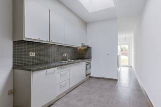 Voor meer info of een bezoek, contacteer Eva via 0475 69 38 22 of via eva@vicusvastgoed.be.<br /><br />STARTPRIJS: €160.000<br /><br />In het centrum van Eernegem bevindt zich deze te renoveren gezinswoning. De woning ligt op fietsafstand van school, bakker en slager en biedt een vlotte verbinding naar Oostende, Torhout en Brugge dankzij de nabijheid van de op- en afrit. <br /><br />Indeling van de woning:<br />Bij het binnenkomen word je verwelkomd in een ruime inkomhal die doorloopt naar de leefruimte aansluitend op de keuken.Boven de keuken zorgt een lichtkoepel voor een overvloed aan natuurlijk daglicht, wat een aangename en open sfeer creëert. Achter de keuken bevindt zich de badkamer, uitgerust met een inloopdouche en toilet. Op de eerste verdieping zijn er twee volwaardige slaapkamers. De tweede verdieping beschikt over een derde slaapkamer en een extra ruimte die perfect kan dienen als kinderkamer, bureau of zolderberging.<br /><br />Daarnaast is er een droge kelder aanwezig, ideaal voor extra opslagruimte.<br /><br />Achter de bestaande tuin is er bovendien de mogelijkheid om een aansluitend perceel grond van 995 m² optioneel bij aan te kopen.<br /><br />Kortom, een woning met een centrale ligging en heel wat potentieel om volledig naar eigen smaak te renoveren. Ideaal voor wie op zoek is naar een renovatieproject op een gunstige locatie.<br /><br />Meer info of een bezoek plannen? Contacteer Eva via 0475 69 38 22 of via eva@vicusvastgoed.be