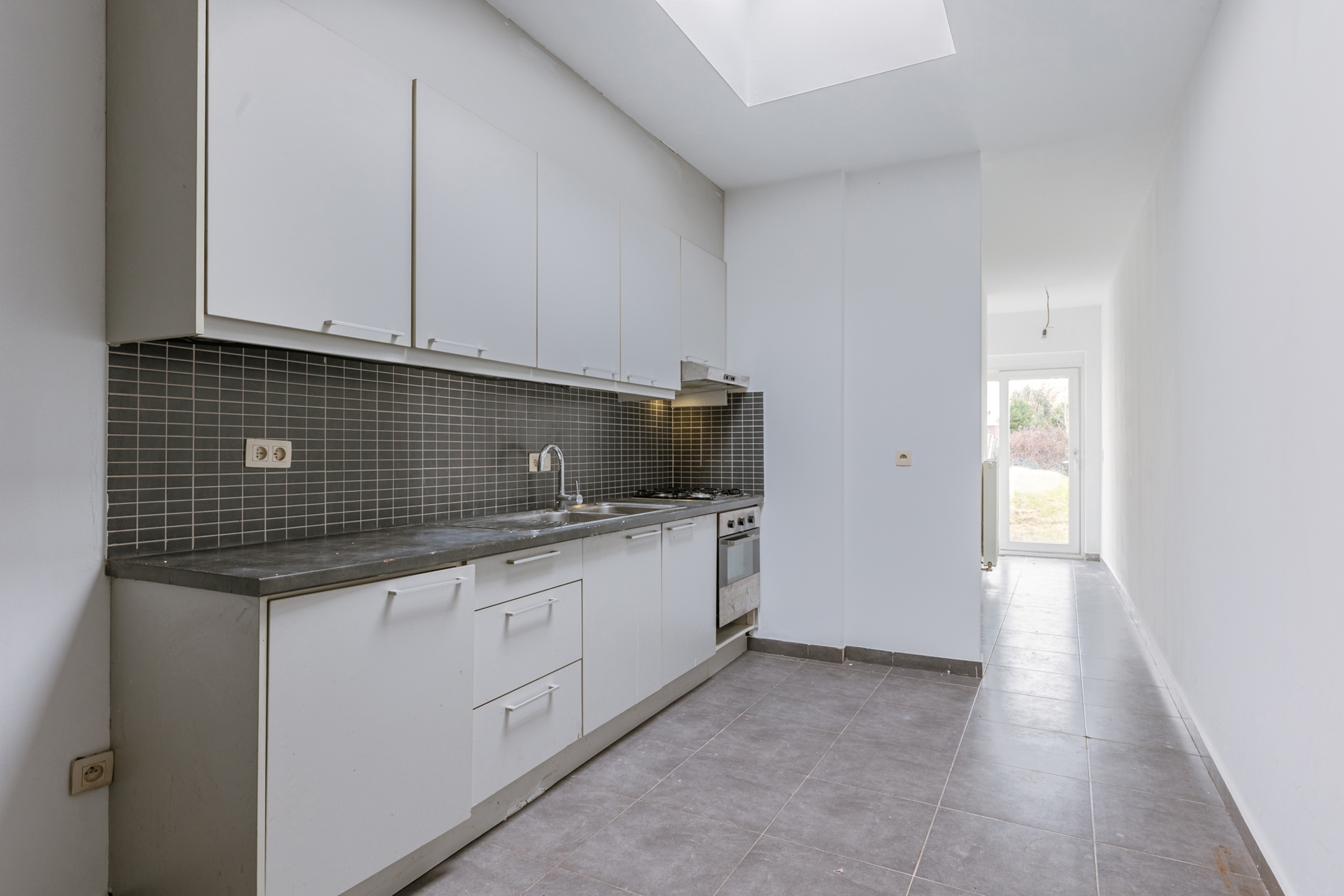 Te renoveren woning met 3 slaapkamers in centrum Eernegem - foto 2