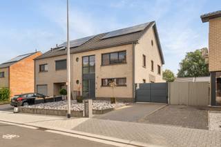 Ruime en energiezuinige halfopen bebouwing met 4 slaapkamers in Bilzen<br /><br />Welkom in de Romershovenstraat nummer 73D! Deze ruime halfopen bebouwing uit 2008 combineert een aangename woonomgeving met heel wat comfort en praktische voorzieningen. Gelegen in het landelijke Romershoven geniet u hier van rust en ruimte, terwijl zowel Bilzen als Hoeselt op minder dan 10min. rijden bereikbaar zijn. In beide centra vindt u een uitgebreid aanbod aan winkels, scholen, horeca en andere dagelijkse voorzieningen.<br /><br />De woning beschikt over een bewoonbare oppervlakte van ca. 278 m² (excl. kelder) en is gelegen op een perceel van 5a88ca. Dankzij de ruime indeling, 4 slaapkamers en verschillende extra ruimtes biedt deze woning heel wat mogelijkheden voor gezinnen die op zoek zijn naar ruimte en comfort.<br /><br />Op vlak van energie en wooncomfort heeft deze woning heel wat te bieden. Zo zijn er zonnepanelen en een thuisbatterij aanwezig. Daarnaast beschikt de woning over airco en wordt ze verwarmd op aardgas. De regenwaterput van 10.000L, aangesloten op de toiletten, draagt verder bij aan een efficiënt watergebruik.<br /><br />Gelijkvloers<br />Via de inkomhal komt u binnen in de woning, met aansluitend een apart toilet. De open leefruimte vormt het hart van de woning en biedt een aangename verbinding tussen de verschillende leefruimtes. De aanwezige houtkachel zorgt hier voor een gezellige warmte en extra sfeer, ideaal om tijdens de koudere maanden heerlijk te genieten.<br /><br />De keuken sluit mooi aan op de leefruimte en is voorzien van een oven, vaatwasmachine en inductiekookplaat en een laminaat werktablet. Verder bevindt zich op het gelijkvloers een badkamer met douche en wastafel.<br /><br />Verdieping<br />De eerste verdieping biedt plaats aan 3 ruime slaapkamers, een apart toilet en een tweede badkamer. Deze badkamer is momenteel nog niet afgewerkt, maar de bijhorende badkamermeubels zijn reeds aanwezig.<br /><br />Zolder<br />De zolderverdieping werd optimaal benut. Deze is ingericht als vierde slaapkamer en beschikt daarnaast over een dressing en extra opbergruimte. <br /><br />Kelder<br />De woning is volledig onderkelderd, wat zorgt voor heel wat extra bergruimte. Zowel langs binnen als langs buiten betreedbaar.<br /><br />Extra comfort<br />De woning is voorzien van dubbele beglazing (aluminium), rolluiken (handmatig/elektrisch), vliegenramen en een alarmsysteem. Zeer recent werd de woning nog geschilderd, wat zorgt voor een frisse en verzorgde uitstraling.<br /><br />Interesse?<br />Bel Ilona op het nummer 0477 64 01 17 of mail naar ilona@vercammenwoonprojecten.be.