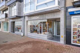 <span><span>Op een uitermate gunstige locatie aan de <strong>Zeedijk van Knokke</strong>, grenzend aan Het Zoute, bieden we u dit<strong> handelsgelijkvloers</strong> aan. Het eigendom bestaat uit 2 samengevoegde kavels vanuit 2 verschillende residenties en beschikt over een bruikbare vloeroppervlakte van <strong>94 m²</strong>. Het alhier aangeboden gedeelte betreft het <strong>rechtergedeelte (zie n°2 op begeleidende omslagfoto)</strong> van ongeveer <strong>69m²</strong>, bestaande uit een <strong>handelsruimte, een etalage langs de Zeedijk en een achterliggend privégedeelte</strong>. Op heden wordt het pand uitgebaat als handtassenwinkel, zijn de beide delen met elkaar verbonden (ook op technisch niveau) en dienen er bij een afzonderlijke invulling nog bijkomende werken uitgevoerd te worden om beide delen afzonderlijk te maken*. Er zijn uiteraard diverse activiteiten mogelijk, uitgezonderd voeding. Voorbeelden van toegestane activiteiten zijn onder meer een galerij, vastgoedkantoor, uitzendkantoor, reisbureau, kantoorruimte, shop, klein- en detailhandel,... Noem maar op. Toets gerust even af met ons kantoor.</span></span><br /><br /><span><span>Bovendien is het toegestaan om te overnachten in het handelsgedeelte (niet op recurrente basis en zonder domicilie). Zo kunt u gemakkelijk het achterste gedeelte van het pand gebruiken als verblijfplaats (handig om af en toe bij uw zaak comfortabel te kunnen overnachten). Er is namelijk achteraan een keukenruimte, douche en toilet voorzien.</span></span><br /><br /><span><span><strong>De indeling is als volgt: overdekte toegang - winkelgedeelte met etalage - opslagruimte/verblijfplaats - keukengedeelte - doucheruimte en toilet.</strong></span></span><br /><br /><span><span><u>Enkele troeven:</u></span></span>
<ul>
<li><span><span>Zowel interessant voor uw eigen zaak of als opbrengsteigendom voor verhuur;</span></span></li>
<li><span><span><strong>AAA+ locatie aan de Zeedijk van Knokke en vlakbij Het Zoute</strong>;</span></span></li>
<li><span><span>Sterke visibiliteit en mooie etalage;</span></span></li>
<li><span><span><strong>Instapklaar en afgewerkt, behoudens enkele technische ingrepen</strong>; </span></span></li>
</ul>
<span><span>AANDACHT: Dit aanbod kan enkel in combinatie met een verkoop van het aanpalende lot gerealiseerd worden. Informeer u bij de makelaar voor meer info hierover (zie andere advertentie op onze website). </span><span><em><strong>*</strong>Vraagprijs excl. kostprijs voor opsplitsingswerken.</em></span><br /><br /><span>Interesse om hier te investeren of te ondernemen? Bel Diksimmo op het nummer <strong>051 50 11 51</strong> of mail naar <strong>diksmuide@diksimmo.be</strong>.</span></span>