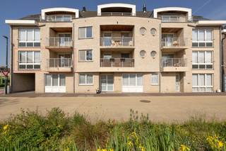 In het centrum van Meulebeke en recht tegenover het stadspark kunt u dit instapklaar appartement met 2 terrassen, 1 aan de straatkant en 1...