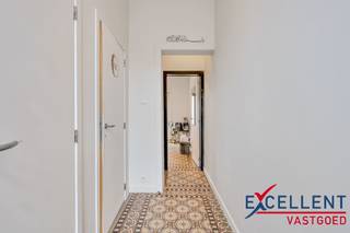 Op een boogscheut van het bruisende centrum van Kortrijk vinden we deze charmante en instapklare woning, die in 2021 volledig werd gerenoveerd met...