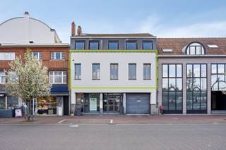 Dit appartement van 101 m² is gelegen in het centrum van Mol, op wandelafstand van alle faciliteiten (winkels, station, Rondplein, horeca, scholen, openbaar vervoer, ...). De ligging is perfect voor wie houdt van comfort en alles graag binnen handbereik heeft. <br /><br />Het appartement biedt een lichte en ruime leefruimte, een uitgeruste keuken, twee slaapkamers en een badkamer met ligbad en enkele wastafel. De keuken is voorzien van een koelkast, microgolfoven, vitrokeramische kookplaat met afzuigkap. Daarnaast is er een handige berging/wasplaats aanwezig. Een extra troef is het balkon – een aangename plek om even buiten te zitten.<br /><br />Verder beschikt het appartement over een ondergrondse garagebox én een aparte kelderberging, beide begrepen in de prijs.<br /><br />Huurprijs: €750/maand | geen gemeenschappelijke kosten | beschikbaarheid: onmiddellijk | EPC: 151 kWh/m² (label B)