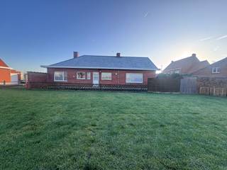 Ledegem - Rustig gelegen woning met 3 slaapkamers, garage + magazijn te koop.Indeling:Inkom, aparte wc, living met open haard, badkamer, 2...