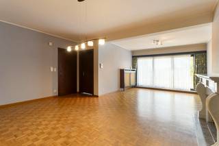 Droom je van wonen aan het water op een uiterst centrale locatie? Dit karaktervolle en instapklare appartement in Harelbeke is zeer ruim en heeft een fantastisch uitzicht op de Leie. Gelegen in de charmante Twee-Bruggenstraat bevind je je op wandelafstand van winkels, scholen en openbaar vervoer. <br /><br />Het appartement is gelegen op het eerste verdiep en is als volgt ingedeeld:<br />- Inkomhal met een afzonderlijk gastentoilet<br />- Lichtrijke leefruimte en zithoek met zicht op de Leie<br />- Geïnstalleerde gesloten keuken<br />- Praktische berging aansluitend aan de keuken<br />- Badkamer voorzien van een douche<br />- 2 volwaardige slaapkamers<br />- Aangenaam terras om buiten te genieten<br />- Extra berging met aansluiting voor de wasmachine<br />- manuele garage (optioneel aan te kopen voor € 25.000)<br /><br />Heeft u interesse in dit uniek appartement? <br />Contacteer Cléo (0472 18 39 96) voor meer informatie of voor het inplannen van een bezoek!<br /><br />Bestuursmaatregelen in het maatregelenregister: nee