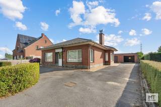 <strong>ADRES: IEPERSTRAAT 229 - ZONNEBEKE</strong><br /><br />Op een landelijke, maar vlot bereikbare locatie nabij de A19 Ieper–Kortrijk treffen we deze stevige, vrijstaande woning aan. Met een perceel van meer dan 1.000 m² en een kloeke structuur biedt dit pand tal van mogelijkheden.<br /><br /><strong>Indeling van de woning</strong><br />De gelijkvloerse verdieping omvat een inkomhal (7 m²), lichtrijke woon- en eetkamer (37 m²), keuken met basisuitrusting ( 7 m² - oven, kookplaat, dampkap, spoelbak), berging (2 m²), technische ruimte (4 m²), drie slaapkamers (13 - 13 - 7 m²) en een badkamer met douche en wastafel (3 m²). <br />1ste verdieping: zolder <br /><br /><strong>Kenmerken</strong><br />- Mooie grondoppervlakte (1.111 m²) met landelijk verzicht <br />- Aparte garage (33 m²) waarvan een gedeelte onderkelderd; <br />- Centrale verwarming op stookolie, grotendeels dubbele/HR-beglazing, ... <br />- ...<br /><br />Meer informatie of een vrijblijvend bezoek? Contacteer Eden op 0470 43 78 21 of mail info@minthus.be