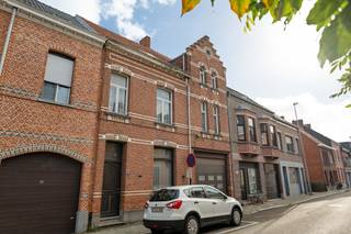 Karaktervolle op te knappen stadswoning met magazijn op een perceel van ca. 619 m². <br /><br />Indeling en omschrijving:<br />Inkomhal met de trap naar de bovenverdieping. Verderdoor de voorkamer, keuken, leefruimte en berging. Op de eerste verdieping bevinden zich de drie slaapkamers en badkamer. Via de vaste trap bereikt u de ruime zolder. Garagepoort aan de rechterzijde van de woning. Hierachter bevindt zich het ruime magazijn van ca. 380 m².<br /><br /><span>Extra info: stadswoning I ruim magazijn I </span><span>EPC 742 kWh/(m² jaar) Label F</span><span> I infoplicht: Vg, Wg, Gvv, Gvkr, Ho I watertoets: P-score: D I G-score: D.<br /><br />Renovatieverplichting residentiële gebouwen van toepassing (label F). Meer info: https://www.vlaanderen.be/een-woning-kopen/renovatieverplichting-voor-residentiele-gebouwen.</span>