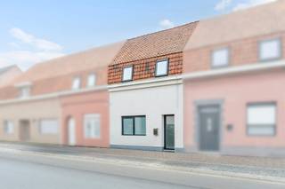 KIJKDAG OP ZATERDAG 3 OKOTBER VAN 8U30 TOT 10U. MAAK UW AFSPRAAK MET BO OP 0498 74 25 28.

Bent u op zoek naar een instapklare woning waar comfort, gezelligheid en energiezuinigheid samenkomen? Dan voelt u zich hier ongetwijfeld meteen thuis. Deze verzorgde woning in het charmante Beselare (Zonnebeke) onderging in 2018 een totaalrenovatie en werd nadien nog verder geoptimaliseerd met onder andere zonnepanelen, thuisbatterij en airconditioning. Het huidige EPC-label B werd bovendien opgemaakt vóór de plaatsing van deze installaties, waardoor de woning vandaag mogelijk nog energiezuiniger presteert.

Bij het binnenkomen wordt u verwelkomd in een aangename en lichtrijke leefruimte door het grote schuifraam met zicht op de tuin en de lichtkoepel. Deze ruimte loopt verder in een volledig geïnstalleerde keuken waarbij het ziteiland zorgt voor een open verbinding met de woonkamer. 

Verder beschikt het gelijkvloers over een praktische berging, een afzonderlijk gastentoilet en een ruime badkamer met dubbele lavabo, ligbad en inloopdouche.

Op de verdieping bevinden zich drie volwaardige slaapkamers en een tweede afzonderlijk toilet. Via een zolderluik bereikt u bovendien de zolderruimte, ideaal als extra opslag.

Ook technisch heeft deze woning heel wat troeven. Zo is de elektrische installatie conform gekeurd en geniet u dankzij de zonnepanelen, thuisbatterij en airconditioning van een aangenaam wooncomfort het hele jaar door.

Als extra troef beschikt de woning over een aangename zuidoost gerichte tuin waar u in alle rust kunt genieten van het buitenleven. Of u nu houdt van ontspannen in het zonnetje, een gezellige barbecue met vrienden of een veilige speelruimte voor kinderen, deze tuin biedt tal van mogelijkheden.

Kortom, een tot in de puntjes verzorgde woning waar u zonder zorgen uw meubels kunt plaatsen en meteen kunt genieten van uw nieuwe thuis.

Contacteer Hyboma voor uw bezoek en ontdek zelf wat deze woning te bieden heeft. 