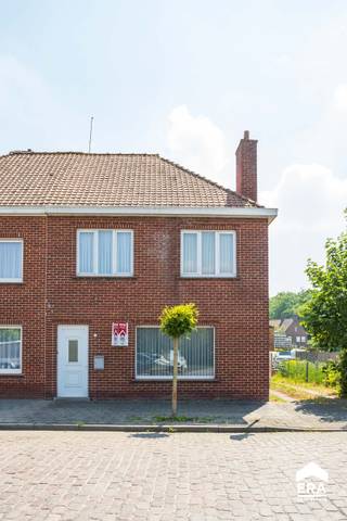 Halfopen woning te koop in BoezingeOver de woning:Deze charmante halfopen woning in het hart van Boezinge vormt de perfecte starterswoning voor wie...