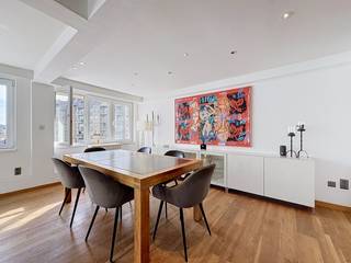 Mooi en ruim appartement gelegen in het centrum van Sint-Idesbald op slechts 50m van het strand (klein zeezicht). Het appartement bestaat uit: inkomhal, ruime living met eetkamer, volledig ingerichte (open) keuken, toilet, drie slaapkamers (of twee slaapkamers en een bureau), een badkamer met ligbad en wastafel, grote bergruimte, gemeenschappelijke fietsenberging. Eventueel geschikt voor vakantieverhuur. Referentie Alberteum 0102.