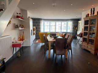 <p><span>Prachtig energiezuinig duplex appartement met 3 slaapkamers, 2 terrassen en garagebox in centrum Schilde. Gelegen op wandelafstand van winkels, openbaar vervoer en scholen. Het appartement bevindt zich op de tweede/derde verdieping en is zeer goed onderhouden. We betreden het appartement via de hal met vestiaire en gastentoilet, en komen in de ruime, lichtrijke woonkamer op parket. Aangrenzend bevind zich de open keuken met eiland en voorzien van alle toestellen. Er is tevens een bijkeuken met grote kastenwand alsook aansluiting voor wasmachine en droogkast. Vanuit de keuken hebt u toegang tot het eerste terras. Op de tweede verdieping vinden we 3 slaapkamers met ingemaakte kasten op parket alsook de ruime badkamer met bad, douche en dubbele lavabo. Aansluitend aan de masterbedroom heeft u nog een terras van 16 m2 waar u heerlijk kan relaxen. Achter het gebouw bevindt zich de bijhorende garagebox. De maandelijkse provisiekosten bedragen 90 p/mnd. Dit pareltje is beschikbaar vanaf 01/09/2026  Troeven: energiezuinig, 2 mooie terrassen, 3 slaapkamers met ingemaakte kasten, garagebox, luxe afwerking.</span></p><p><span> </span></p>