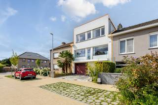 IN HET OOG SPRINGENDE gerenoveerde bel-etagewoning in de rustige Bloemenwijk, op fietsafstand van Brugge centrum en het station! Op het...