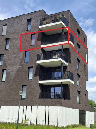 <p>Welkom in dit prachtige, moderne en comfortabele appartement in Lier van 116m². Deze ruime en lichte woning biedt een ideale combinatie van hedendaagse voorzieningen en gezellige leefruimte.</p><p>Het appartement beschikt over drie slaapkamers, een badkamer en een aparte douchekamer. De open keuken is volledig uitgerust en voorzien van een eiland en genoeg werkruimte om culinaire meesterwerken te creëren<br />De woonkamer is een echte blikvanger met grote ramen met een schitterend uitzicht over groene weilanden en de Nete. Dit panorama creëert een serene en ontspannende sfeer, perfect om na een drukke dag tot rust te komen. De warme houten vloeren geven het interieur een uitnodigende warme huiselijkheid.</p><p>U beschikt over een ruim overdekt terras met schuifdeur, bereikbaar vanuit de woonkamer. Hier kan u zalig genieten van rust en mooie uitzichten. Het is een ideale plek voor gezellige momenten met vrienden en familie.</p><p>In de overdekte parking zijn er 2 autostaanplaatsen ter uwe beschikking en ondergronds een ruime berging!</p><p>Aan de rand van de binnenstad woont u hier op een uitstekende locatie, dicht bij alle voorzieningen, winkels, scholen en vervoersverbindingen. De perfecte balans tussen een rustige woonomgeving en snelle woon-/ werkverbinding met het treinstation in onmiddellijke nabijheid.</p><p>Verspeel uw kans niet om dit modern appartement met onvergetelijke uitzichten, gezelligheid en comfort te huren. Bel ons voor voor uw bezichtiging en/of gratis schatting: 0494.12.01.01</p>
