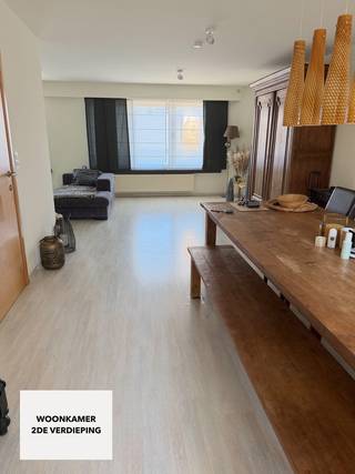 Dit instapklaar duplex-appartement is gelegen op de tweede & derde verdieping van een kleinschalig residentieel gebouw (3 appartementen) in het centrum van Lier met in de directe nabijheid openbaar vervoer, winkels, scholen & de Grote Markt.<br /><br /><u>Indeling gelijkvloers:</u> overdekte parkeerplaats & gemeenschappelijke fietsenstalling<br /><br /><u>Indeling tweede:</u> inkomhal, afzonderlijk gastentoilet, woon- en eetkamer, keuken & terras (ZW-oriëntatie)<br /><br /><u>Indeling derde verdieping:</u> nachthal, 2 slaapkamers, berging (aansluiting voor wasmachine & droogkast) & badkamer (enkele lavabo & ligbad)<br /><br /><strong>BIJZONDERHEDEN:</strong><br /><br />- Zeer centraal gelegen in het centrum van Lier<br />- Ruim appartement met rustig terras<br />- Overdekte parkeerplaats<br />- Kleerkasten & bedden in beide slaapkamers blijven staan<br />- Geen gemeenschappelijke kosten<br /><br /><strong>Huurprijs INCLUSIEF parkeerplaats. Beschikbaar vanaf 1 november.</strong><br /><br />Voor meer info of een bezoek: info@immobilli.be of +32 473 37 28 40.