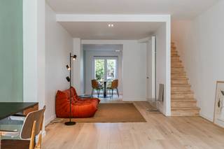 Recent gerenoveerde woning op toplocatie tussen Sint-Amandsberg en Gentbrugge <br /><br />Mobiscore: 9,4/10 <br />Epc-score: A (energiezuinig)<br /><br />Deze hedendaagse en volledig gerenoveerde woning is gelegen in een rustige maar uiterst goed bereikbare straat in Gentbrugge. De ligging is een absolute troef: in de onmiddellijke nabijheid van belangrijke invalswegen, openbaar vervoer (tram en bus), diverse parken en station Gent-Dampoort. Bovendien bevinden supermarkten, winkels en eetgelegenheden zich op wandelafstand en bereikt u het historische stadscentrum vlot met de fiets.<br /><br />Indeling:<br />Op het gelijkvloers komt u binnen via de inkomhal die toegang biedt tot de ruime en lichtrijke leefruimte met plaats voor een gezellige zithoek en eetruimte. Aan de straatkant bevindt zich de volledig uitgeruste keuken met hoogwaardige SIEMENS-toestellen (vaatwasmachine, inductiekookplaat, heteluchtoven, dampkap, spoelbak en koelkast met diepvries). Het grote schuifraam en de lichtkoepel zorgen voor een aangename natuurlijke lichtinval.<br /><br />Op de eerste verdieping bevindt zich een ruime slaapkamer, een volledig ingerichte badkamer met ligbad en douche, dubbel wasmeubel, aansluiting voor wasmachine en handdoekradiator, evenals een apart toilet.<br /><br />De tweede verdieping telt nog twee volwaardige slaapkamers. Op de zolderverdieping is een vierde kamer voorzien, ideaal als extra slaapkamer, bureau of hobbyruimte.<br /><br />Uitermate geschikt voor gezinnen met studerende kinderen, co-housing of als interessante investering met verhuurgarantie. <br /><br />Absoluut een bezoek waard!<br />Interesse? Contacteer +32 471 65 25 34 of info@vicusvastgoed.be