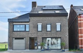 Op zoek naar een commerciële ruimte met een uitstekende zichtbaarheid?
Dit multifunctionele handelspand is gelegen langs een invalsweg en geniet van een vlotte bereikbaarheid, ideaal voor uiteenlopende commerciële of dienstverlenende activiteiten.
De indeling is bijzonder praktisch: vooraan bevindt zich een lichtrijke handelsruimte die perfect geschikt is als kapsalon, winkel, praktijkruimte of kantoor.
Achteraan is er een aparte, polyvalente ruimte die kan dienen als bureau, praktijkruimte, atelier, stockageruimte of extra werkruimte. Verder beschikt het pand over een afzonderlijk toilet.
Dankzij de strategische ligging, de goede bereikbaarheid en de flexibele indeling is dit pand uitermate geschikt voor onder meer een kapperszaak, kantoor, praktijk of andere commerciële activiteiten.
Wenst u graag dit handelspand te bezoeken? Bel Unicum op 09/336 16 15 of stuur een e-mail naar verhuur@vastgoedunicum.be.
Tot binnenkort!