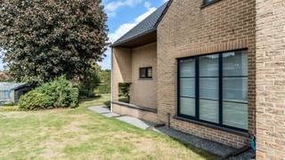 <p>Welkom op de Gribbenstraat 20 in As.<br /><br />Bent u op zoek naar een comfortabele gezinswoning met een aangename buitenruimte?<br />Dan is deze woning met een bewoonbare oppervlakte van 250 m², een dubbele garage en een mooi aangelegde tuin absoluut het ontdekken waard.<br /><br />Wilt u alvast een eerste indruk krijgen van deze woning?<br />Bekijk dan zeker ook onze videoreportage via volgende link: <br />https://player.vimeo.com/video/1223638882<br /><br />De woning werd gebouwd in 2001 en is gelegen op een perceel van 843 m².<br />Dankzij de aangename indeling en de ruime leefoppervlakte maken van deze woning dé ideale gezinswoning.<br />De verschillende leefruimtes zorgen voor een aangename woonbeleving, terwijl de houthaard een extra warme en sfeervolle toets toevoegt. <br />Er zijn 3 slaapkamers aanwezig en er is de mogelijkheid om de dressing om te vormen naar een extra slaapkamer.<br /><br />De aangelegde tuin biedt verschillende mogelijkheden om te ontspannen, te spelen of gezellig samen te zitten met familie en vrienden<br /><br />Daarnaast beschikt de woning over een ruime dubbele garage. Naast plaats voor twee wagens is er hier ook voldoende ruimte voor fietsen.<br /><br />De woning is rustig gelegen en biedt tegelijk een goede bereikbaarheid.<br />Lokale voorzieningen en belangrijke verbindingswegen bevinden zich in de nabije omgeving, waardoor u geniet van de nodige rust zonder in te boeten aan comfort en bereikbaarheid.<br /><br />Troeven:<br />✔ Rustig en aangenaam gelegen<br />✔ 3 slaapkamers met mogelijkheid tot een 4<sup>de</sup><br />✔ EPC label C - energiezuinig wonen <br />✔ Asbestveilig <br />✔ Zonnepanelen aanwezig<br />✔ Ruime garage voor 2 wagens <br />✔ Volledig onderkelderd<br />✔ Volledig aangelegde tuin, ideaal voor genieten en ontspannen<br />✔ Gezellige houthaard voor extra warmte en sfeer<br />✔ Aardgas aanwezig in de straat<br /><br />Indeling: <br /><br /><u>Kelder:</u> 145m²</p>
<ul>
<li>Volledig onderkelderd</li>
</ul>
<p><u>Gelijkvloers:</u> 145m²</p>
<ul>
<li>Inkomhal</li>
<li>Toilet</li>
<li>Bureaukamer </li>
<li>Eetkamer</li>
<li>Woonkamer</li>
<li>Keuken</li>
<li>Wasplaats </li>
<li>Terras</li>
<li>Garage</li>
</ul>
<p><u>Verdieping:</u> 105m²</p>
<ul>
<li>Nachthal</li>
<li>Toilet</li>
<li>2 badkamers</li>
<li>3 slaapkamers</li>
<li>1 dressing (mogelijke 4de slaapkamer)</li>
</ul>
<p>Documenten:<br />Het asbestattest, EPC en het inplantingsplan kan u eenvoudig downloaden in bijlage.<br /><br />Interesse in een bezichtiging?<br />Bel ons via 089 391 555 of mail naar info@frerevastgoed.be.<br /><br />*Opmetingen van de binnenmaten zijn indicatief en kunnen licht afwijken.</p>