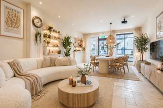 Immo Pické biedt u deze gunstig gelegen handelswoning aan in Halle, in de onmiddellijke omgeving van winkels, scholen, openbaar vervoer, invalswegen en alle voorzieningen. Op de gelijkvloerse verdieping bestaat dit pand uit een grote open ruimte van maar liefst 52 m² die momenteel ingericht is als horecazaak, maar perfect kan omgevormd worden naar grote leefruimte. Achter de leefruimte vindt men nog een grote ingerichte keuken (18 m²), een badkamer, een berging, een sanitaire ruimte en een ruim terras (63 m²). De eerste verdieping bestaat uit een nachthal en 2 grote ruimtes (28 m² en 18 m²), die kunnen ingericht worden als twee grote slaapkamers. Op de tweede verdieping beschikt dit pand nog over een zeer ruime zolder, die ingericht kan worden in nog twee bijkomende slaapkamers of als master bedroom. Momenteel is het pand op het gelijkvloers ingericht als horecazaak, maar dit kan zonder het aanvragen van vergunning omgevormd en gebruikt worden als woning. Het goed zal leeg en vrij zijn bij akte.