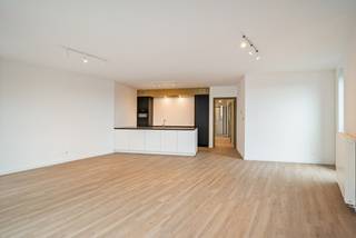 TURNOVA RESIDENTIES, RES. MUZIEK, WOORD & DANS, IN ALLE RUST WONEN IN HET CENTRUM VAN TURNHOUT <br /><br />Residenties Muziek, Woord & Dans genieten optimaal van hun centrale ligging, niet alleen maken ze deel uit van Turnova, wat staat voor wonen, werken, shoppen, kunst, cultuur etc. maar kan je er ook in alle rust en privacy thuiskomen en genieten van het Academisch kwartier. <br /><br />De 3 typerende gebouwen in de Baron Frans du Fourstraat zorgen voor optimaal comfort. De gelijkvloerse appartementen hebben een private tuin, de appartementen op de verdiepingen genieten dan weer van een terras.<br /><br />Wonen in het Academisch kwartier is voor iedereen wat wils, zo kan u kennismaken met appartementen die nog naar persoonlijke smaak afgewerkt kunnen worden of kan u onmiddellijk van start gaan in één van de afgewerkte modelappartementen.<br /><br />In het centrum van Turnhout, vlak bij de Grote Markt, maakt u kennis met “Turnova”! Een bruisend nieuw stadsdeel. Naast appartementen en een 40-tal winkels is er ook plaats er ook de nieuwe Stedelijke Academie van Schone Kunsten, luxe-hotel Corsendonck, 3 restaurants waarvan we “Hert” terugvinden op de hoogste verdieping van de Turnova Toren met een ongelooflijk uitzicht en een grote ondergrondse parking. Drie pleinen met een eigen sfeer versterken het stadshart. Samen met de gezellige cafés, restaurants en terrasjes geeft Turnova ongetwijfeld een nieuwe dimensie aan het stadscentrum.<br /><br />Momenteel zijn nog enkele appartementen beschikbaar in Residentie Academie, wees er dus snel bij!<br /><br />Maak nu een afspraak via nieuwbouw@hillewaere.be of contacteer onze nieuwbouw makelaar om meer te weten te komen over dit project op 014/ 45 10 11 !