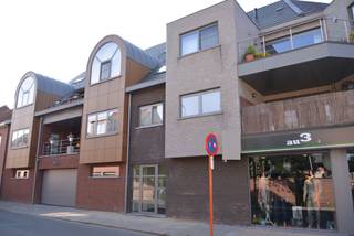 <p>Energiezuinig instapklaar dakappartement op de derde verdieping van een uitstekend onderhouden gebouw biedt een perfecte balans tussen comfort, energiezuinigheid en een centrale ligging. U bereikt de woning gedeeltelijk via de lift en komt binnen in een sfeervolle, open leefruimte. Dankzij de royale oppervlakte kan deze kamer naar eigen smaak worden onderverdeeld in een gezellige zithoek en een ruime eetkamer. Een praktische extra hier is de eerste, ruime berging die discreet in de woonruimte is geïntegreerd.</p>
<p>De leefruimte loopt naadloos over in de volledig ingerichte open keuken, uitgerust met kwaliteitsvolle toestellen. Direct tegenover de keuken bevindt zich de toegang tot het zonnige terras, ideaal om buiten te tafelen of te ontspannen.</p>
<p>Via een kleine nachthal bereikt u de overige ruimtes: namelijk een gastentoilet met handenwasser, een tweede, functionele berging met aansluitingen voor wasmachine en droogkast alsook de slaapkamer met directe toegang tot de aangrenzende badkamer, voorzien van een douche en wasmeubel.</p>
<p>Als grote troef beschikt het appartement over een private, overdekte staanplaats in de afgesloten ondergrondse parkeergarage. Hierdoor bent u altijd verzekerd van een veilige parkeerplek in het centrum. Met een uitstekende EPC-score en een lage maandelijkse vaste kost van slechts € 40,-, geniet u hier van zorgeloos wonen op wandelafstand van winkels, horeca en het openbaar vervoer.</p>