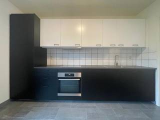 <span>Centraal gelegen woning in Rijkevorsel, op wandelafstand van winkels, scholen en andere voorzieningen. De woning omvat op het gelijkvloers een inkomhal, een aangename kleine woonkamer, een geïnstalleerde keuken, een praktische wasruimte en een kelder. Op de eerste verdieping bevinden zich drie slaapkamers, waarvan twee ruime slaapkamers en één kleinere kamer, en een badkamer met badkamermeubel en douche. Achter de woning bevindt zich een mooie tuin, ideaal om rustig te genieten van de buitenruimte. De woning wordt verwarmd op aardgas. Een BEZOEK aanvragen kan enkel online via </span><span>WWW.VASTGOEDPARTNERS.BE</span>