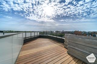 Op een absolute topligging in de Zeelaan van Koksijde bevindt zich deze ruime en volledig gemeubelde penthouse-duplex met <strong>4 slaapkamers, 3 terrassen en open zichten over de Zeelaan met een mooi zeezicht in de verte.</strong><br />Gelegen in een recent nieuwbouwproject, op wandelafstand van de Zeedijk, winkels, horeca en openbaar vervoer.<br /><strong>Indeling</strong><br /><br /><strong>4e verdieping</strong>
<ul>
	<li>Inkomhal met vestiaire en gastentoilet</li>
	<li>Lichtrijke leefruimte met open keuken</li>
	<li>Eerste terras</li>
	<li>Ruime masterbedroom</li>
	<li>Extra slaapkamer of dressing naar keuze</li>
	<li>Luxe badkamer met ligbad, inloopdouche en dubbel lavabomeubel</li>
	<li>Tweede terras</li>
</ul>
<strong>5e verdieping</strong>

<ul>
	<li>Apart toilet</li>
	<li>2 volwaardige slaapkamers</li>
	<li>Badkamer met douche en dubbel lavabomeubel</li>
	<li>Twee zonnige terrassen</li>
</ul>
<strong>Extra's</strong>

<ul>
	<li>Private kelderberging</li>
	<li>Gemeenschappelijke fietsenberging</li>
	<li>Gemeenschappelijk afvallokaal</li>
</ul>
<strong>Troeven</strong><br /><strong>✔</strong> Volledig instapklaar en gemeubeld<br /><strong>✔</strong> 4 slaapkamers en 3 terrassen<br /><strong>✔ </strong>Open zichten over de Zeelaan met een mooi zeezicht in de verte<br /><strong>✔</strong> Zeer energiezuinige nieuwbouw<br /><strong>✔ </strong>Hoogwaardige afwerking met duurzame materialen<br /><strong>✔</strong> Topligging in het centrum van Koksijde, op enkele stappen van de Zeedijk<br /><strong>✔ </strong>Ideaal als vaste woonst, tweede verblijf of investering<br /><br /><strong>Onmiddellijk beschikbaar.</strong><br />Laat u verrassen door de ruimte, het comfort en de unieke ligging van deze exclusieve penthouse. Contacteer ons vandaag nog voor een vrijblijvende bezichtiging. Wij verwelkomen u graag!