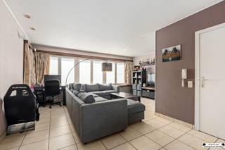 <h1><span>Instapklare en energiezuinige bel-etage met 3 slaapkamers, 2 garages en zonnige tuin in Hoevenen</span></h1><p><span>Welkom in deze verzorgde en instapklare bel-etage, rustig gelegen aan de </span><span>Palmenlaan 45 te Hoevenen</span><span>. Hier geniet u van een aangename woonomgeving in een rustige straat, terwijl het centrum van Hoevenen, winkels, scholen, openbaar vervoer en andere dagelijkse voorzieningen zich op korte afstand bevinden.</span></p><p><span>Deze woning combineert ruimte, comfort en energiezuinig wonen. Met een </span><span>EPC-label B</span><span>, een </span><span>conforme elektrische installatie</span><span>, </span><span>15 zonnepanelen met een 10 kWh thuisbatterij</span><span>, airconditioning en pergola met zonnewering bent u verzekerd van een toekomstgerichte en energie-efficiënte woning.</span></p><h3><span>Gelijkvloers</span></h3><p><span>Via de ruime inkomhal bereikt u de inpandige garage (ca. 20 m²), de praktische wasplaats met aansluitingen voor wasmachine en droogkast en een apart gastentoilet met handenwasser. Daarnaast beschikt de woning over een </span><span>tweede garage</span><span>, ideaal voor een extra wagen, fietsen of bijkomende bergruimte.</span></p><h3><span>Eerste verdieping</span></h3><p><span>Op de eerste verdieping bevindt zich de ruime en lichtrijke leefruimte van ca. </span><span>47 m²</span><span>, waar grote raampartijen zorgen voor een aangename natuurlijke lichtinval. De keuken werd vernieuwd in 2007 en is volledig uitgerust met een AEG-oven,inductievuur, dubbele spoelbak, vaatwasser, koelkast en diepvriezer. Vanuit de keuken heeft u toegang tot een gezellig terras.</span></p><h3><span>Tweede verdieping</span></h3><p><span>Hier bevinden zich drie comfortabele slaapkamers van ca. </span><span>12 m², 12 m² en 8 m²</span><span>, afgewerkt met een onderhoudsvriendelijke laminaatvloer. De badkamer (ca. 8 m²) beschikt over een ligbad, douche, dubbele lavabo en een tweede toilet.</span></p><h3><span>Tuin</span></h3><p><span>De volledig aangelegde, </span><span>noordwest georiënteerde</span><span> tuin biedt de ideale plek om vanaf de middag tot 's avonds van de zon te genieten. Achteraan bevindt zich bovendien een praktisch tuinhuis voor extra opslagruimte.</span></p><h3><span>Troeven</span></h3><ul><li><span>EPC-label </span><span>B</span></li><li><span>Conforme elektrische installatie</span></li><li><span>15 zonnepanelen met </span><span>10 kWh thuisbatterij</span></li><li><span>Twee garages</span></li><li><span>Airconditioning</span></li><li><span>Zonnewering</span></li><li><span>Vernieuwde keuken (2007)</span></li><li><span>Rustige, residentiële ligging nabij het centrum</span></li><li><span>Vlotte verbinding naar winkels, scholen en openbaar vervoer</span></li></ul><p><span>Bent u op zoek naar een ruime, instapklare en energiezuinige gezinswoning met veel comfort, een uitstekende bereikbaarheid en een rustige ligging? Dan is deze woning absoluut een bezoek waard.</span></p>