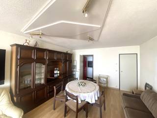 <strong>2 slaapkamer appartement op de 9e verdieping met frontaal zeezicht in R</strong><span><span><strong>esidentie Sealing, op de Zeedijk van Blankenberge. Gelegen op uitstekende locatie met magnifiek uitzicht op ingang jachthaven. Korte termijn huur is mogelijk<br /></strong><br /><strong>INDELING: </strong><br /><br /></span></span>
<div>
<div>
<div>INKOMHAL op tegel ca. 5,8 m² met vestiaire en toilet..<br /><br />Lichte LEEFRUIMTE 7,32m op 4,16m op laminaat met zicht op zee, canapé bed aanwezig voor 2 personen<br />Ingerichte KEUKEN ca. 5,6m² voorzien van opbergkasten en toestellen; kookplaat, dampkap, oven, ijskast, diepvries, spoelbak<br />Ruime eerste SLAAPKAMER ca. 12,70m² met ingemaakte kasten en een tweede SLAAPKAMER ca. 10,70m² <br />Ingerichte BADKAMER voorzien van douche in bad, enkele lavabo in een kastenmeubel.<br /><br /><span>TERRAS toegankelijk via de slaapkamers aan de zonnige kant ca. 7,5m² met zicht op de jachthaven!<strong><br /></strong></span><span><strong><br /><br />BIJZONDERHEDEN:<br /></strong></span>* Frontaal zeezicht vooraan en achteraan zicht op de jachthaven<br />* Toegang naar de Franchommelaan via erfdienbaarheid en de Jachthaven<br />* Lift in het gebouw , Fietsenberging, uitstekend onderhouden gebouw <br />* Kelder inclusief<br />* Overal dubbele beglazing, conforme keuring, inidviduele nutsvoorzieningen, verwarming op gas 2021, Goede EPC-score: 127Kwh/m²<br />* Korte en lange termijn huur mogelijk. Voor KT zijn er andere voorwaarden) </div>
</div>
</div>