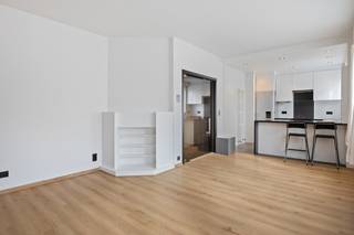 <p>We treffen dit fijne één slaapkamer-appartement op de gelijkvloerse verdieping van een verzorgd kleinschalig gebouw, op een boogscheut van Park Fort V. Er zijn zeer beperkte gemeenschappelijke kosten en technisch staat het appartement volledig op punt: correct EPC, privatieve zonnepanelen, condensatieketel, conforme elektrische keuring en clean asbestattest. Bij het appartement horen ook twee ruime privatieve kelderbergingen. De indeling is als volgt: Op de inkomhal treffen we een bergkast met aansluitingen voor was- en droogautomaat, zodat deze netjes uit het zicht blijven. Dankzij de grote raampartijen geniet de woonkamer van voldoende natuurlijk daglicht. De volledig geïnstalleerde open keuken met groot eiland sluit mooi aan op de gezellige leefruimte. De slaapkamer met aansluitende badkamer vinden we achteraan terug. Van hieruit hebben we ook toegang tot de gedeelde buitenruimte (voor beide gelijkvloerse appartementen). Plan en documentatie te vinden op www.reds.be. Voor meer informatie of een bezichtiging, neem gerust contact op met Daniël via mail (daniel@reds.be) of telefoon (0475.25.30.64). Dat mag trouwens ook ’s avonds of in het weekend !</p>