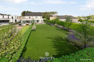 Voor meer info en foto’s, surf naar www.swevers.be – In de Bosbessenstraat, lot 13A in Paal, vindt u deze aantrekkelijke bouwgrond voor halfopen bebouwing op een rustige en kindvriendelijke locatie. Gelegen in een doodlopende straat geniet u hier van een veilige woonomgeving met alle dagelijkse voorzieningen binnen handbereik.<br />Het perceel heeft een oppervlakte van 733 m². Met een breedte van 11 meter aan de straatzijde die verder uitloopt naar achteren, biedt deze bouwgrond interessante mogelijkheden voor een ruime woning. Een gevelbreedte van ongeveer 8 meter kan achteraan uitbreiden tot bijna 10 meter. De perceeldiepte van 53 meter zorgt bovendien voor voldoende ruimte voor een mooie tuin. Een bijkomende troef is dat het aanpalende perceel reeds bebouwd is, waardoor u meteen geniet van een afgewerkte buurzijde. Volgens de gangbare bouwvoorschriften is een gelijkvloerse bouwdiepte van maximaal 17 meter mogelijk en een verdieping tot 10 meter. Een hellend dak is voorzien, terwijl een vrijstaand bijgebouw van 20 m² toegelaten is. De ligging combineert rust met een uitstekende bereikbaarheid. Winkels bevinden zich op 900 meter, openbaar vervoer op 1 kilometer en scholen en ontspanningsmogelijkheden op ongeveer 1,4 kilometer. Ook de autosnelweg ligt op slechts 2,5 kilometer, wat deze locatie bijzonder interessant maakt voor pendelaars. Een mooie opportuniteit voor wie op zoek is naar een goed gelegen bouwgrond met interessante bouwmogelijkheden in Paal. Voor meer informatie, bel 011 255 155.
