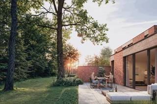 <p><strong>De woning aan Molenpad 27K is voorzien van 3 slaapkamers e</strong>n bevindt zich op een grondstuk van 285m², volledig omgeven door groen. We komen binnen via de inkomhal, met daar het gastentoilet, vestaire, en een 1e berging / wasplaats. Vanuit de inkomhal stappen we binnen in de ruime en lichtrijke <b>"doorzon" leefruimte </b>met een open <strong>leefkeuken. </strong>Via het grote schuifraam bereikt u het <strong>terras van 28 m²</strong>, dat mooi overloopt in een <strong>privétuin van 112m²</strong>. Deze tuin is op zijn beurt verbonden met de <strong>gemeenschappelijke tuin</strong>, waardoor u zowel privacy als een schitterend groen zicht geniet. Op de verdieping vinden we <strong>3</strong> <strong>slaapkamers</strong>, elk met voldoende licht en ruimte. De <strong>badkamer</strong> (mét daglicht) is uitgerust om aan alle comfort te voldoen, en biedt de ruimte voor zowel een ligbad als inloopdouche. De nachthal is nog voorzien van een 2e <strong>apart</strong> <strong>toilet</strong> en een <strong>extra berging. </strong>Tot slot beschikt de woning over een <strong>afzonderlijke fietsenberging vlakbij de voordeur</strong>, en zijn er <strong>ondergrondse autostaanplaatsen</strong> en <strong>fietsenstallingen</strong> beschikbaar. Voor uw bezoekers zijn er <strong>bovengrondse parkeerplaatsen</strong> voorzien, zowel voor wagens als voor fietsen. <u><br /></u></p>
<p>Wonen in een landelijke, groene en rustige omgeving en toch op <strong>wandelafstand het gezellige dorpscentrum </strong>van Vosselaar: Dat is residentie "<strong>Molenakker</strong>” gelegen aan Molenpad, een rustige straat gelegen op een steenworp van het centrum van Vosselaar en op enkele minuten van invalswegen zoals de Antwerpsesteenweg en met een uitstekende verbinding naar de E34 Antwerpen - Eindhoven. Supermarkten, bakker, slager, enz. bevinden zich allemaal in de directe omgeving. Het nieuwe gebied wordt voorzien van bezoekersparking alsook van een ondergrondse (privé) garage voor bewoners. Het terrein wordt afgesloten met een poort en het groene karakter wordt gewaarborgd door een prachtig tuinontwerp. Uw fiets stalt u probleemloos in uw eigen <strong>tuinberging.</strong><br /><br /><u>Aanbod en prijzen</u><br />Wij bieden u hier <strong>6 nieuwbouwwoningen</strong> aan met <strong>3 slaapkamers en aangename terrassen al dan niet met privétuinen, naadloos in connectie met aan aangelegde, gemeenschappelijke tuin. </strong>Er is keuze tussen <strong>gelijkvloers wonen of met de slaapkamers op de verdieping</strong>.</p>
<p>Prijzen starten vanaf 447.310 EUR, exclusief staanplaats en aankoopkosten. <span><strong>De woningen kunnen bovendien aangekocht worden aan 6% BTW</strong>.</span> Inclusief 6% BTW, registratierechten, ereloon notaris, aktekosten, nutsvoorzieningen en 1 staanplaats geeft dit totaalprijzen vanaf +/- 515.000 EUR.<br /><br /><u>Technieken en afwerking</u><br />Een E-peil &lt;20 wordt u gegarandeerd: Hoogwaardige isolatie en duurzame technieken (<strong>vloerverwarming, </strong><strong>individuele warmtepomp met geothermie, </strong>superisolerende beglazing, ventilatiesysteem D, <strong>regenwaterrecuperatie) </strong>worden gecombineerd met een warme, hedendaagse architectuur (inspiratie Turnhoutse school). Deze aardgasvrije woning is klaar voor de toekomst.<br /><br />De afwerking is tot in de puntjes, naar uw smaak en met afgesproken budgetten bij gekende leveranciers voor de keuken, badkamer, vloeren en binnendeuren. <strong>De werken starten deze zomer: Momenteel heeft u uiteraard nog inspraak in de afwerking.</strong><br /><br />Dankzij de <strong>Wet Breyne</strong> bent u volledig beschermd met een voltooiingswaarborg en betaalt u naar gelang de werken vorderen.</p>
<p><u> </u></p>