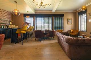 <p><span>Hotel met naam en faam over te nemen te Gent.</span></p><p><span>Hotel Lepelbed is al jarenlang een vaste uitvalsbasis voor wielerploegen die zich voorbereiden op de Vlaamse voorjaarsklassiekers. Ook zakenmensen vinden er tijdens de week de ideale plek om te overnachten dankzij de uitstekende bereikbaarheid en rustige omgeving. In het weekend trekt het hotel tal van toeristen en levensgenieters aan die Gent en de Vlaamse Ardennen komen ontdekken.</span></p><p><span>Het gebouw herbergt comfortabele kamers met moderne voorzieningen en een verzorgd restaurant waar gasten terechtkunnen voor ontbijt en diner. De groene ligging combineert rust met directe toegang tot belangrijke verbindingswegen.</span></p><p><span>Dit hotel weet als geen ander sportieve traditie, zakelijke aantrekkingskracht en toeristisch potentieel te verenigen. Een unieke kans voor wie op zoek is naar een rendabele overname met bewezen reputatie.</span></p><p><span>Plan vandaag nog uw bezoek en ontdek zelf de mogelijkheden die Hotel Lepelbed te bieden heeft.</span></p>