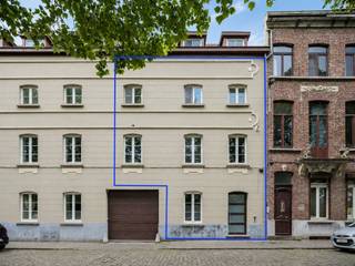 <strong>Ruime woning met drie slaapkamers en polyvalente ruimte in het historisch centrum, met zicht op het water.</strong><br /><br />In de omgeving van het Prinsenhof, één van de meest gegeerde wijken van Gent, bevindt zich deze triplex met authentieke voorgevel. U woont hier in een historische en sfeervolle buurt, op wandelafstand van het centrum, winkels, horeca en openbaar vervoer.<br /><br />De leefruimte bevindt zich op de eerste verdieping en omvat vooraan een ingerichte keuken met eetplaats. Achteraan bevindt zich de gezellige zithoek, die uitgeeft op het zonnige terras.<br /><br />Op de bovenste verdieping vindt u twee volwaardige slaapkamers en een derde, kleinere kamer die perfect dienst kan doen als dressing, bureau of kinderkamer. Verder is er op de nachthal een badkamer voorzien van wastafel, bad, inloopdouche en toilet.<br /><br />Op het gelijkvloers bevinden zich de inkomhal met vestiaire en gastentoilet, evenals een polyvalente ruimte die kan worden ingericht als bureau, hobbyruimte of praktische wasplaats. Vanuit deze ruimte heeft u toegang tot de overdekte stadskoer.<br /><br /><strong>Kortom, een karaktervolle en ruime stadswoning op toplocatie in Gent, ideaal voor wie comfortabel wil wonen in een historische omgeving met alle voorzieningen binnen handbereik.</strong>