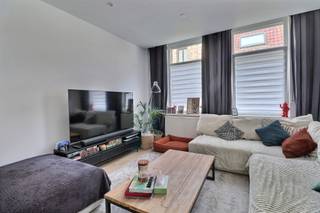 Volledig gerenoveerde woning met 3 slaapkamers en dressing.Indeling:Inkomhal, living met open keuken, badkamer, apart toilet, 3 slaapkamers en...