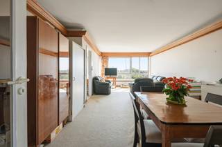 <strong>Te renoveren 2 slaapkamer appartement, véél licht + garage</strong><br /><br />De <strong>Prins Boudewijnlaan is alom gekend</strong> en is een <strong>zéér goede uitvalsbasis voor woon- en werkverkeer. </strong>Letterlijk alles wat we dagdagelijks nodig hebben vindt men <strong>op wandelafstand.</strong><br /><br />Dit appartement heeft een <strong>ruime inkom</strong> die toegang heeft tot alle kamers. Meteen valt de <strong>living op die baadt in het licht </strong>en een ver uitzicht biedt. De keuken is aansluitend. Een berging is handig. Verder treffen we we de badkamer (ligbad) aan en de twee slaapkamers. Achteraan is er een <strong>klein zuidwest gericht terras. </strong>Het pand <strong>beschikt over een afgesloten garage</strong> die verplicht mee aan te kopen is aan 30.000 euro.<br /><br />Alles is wat verouderd en vraagt een beetje renovatie maar de ligging is top! Het appartement is momenteel <strong>verhuurd aan een oudere dame die héél graag zou willen blijven wonen. </strong>Dat klinkt interessant voor de investeerders!<br /><br />Bel ons snel voor een bezoekje! Het loont de moeite.<br /><br />EPC: B 174 kWh/(m2 jaar)<br />Elektriciteitskeuring: niet conform<br />Asbestattest: in progress
