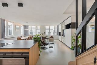 Ontdek dit prachtig gerenoveerde duplex appartement, gelegen op de bovenste verdieping van een modern gebouw. Hier geniet u in alle rust en...