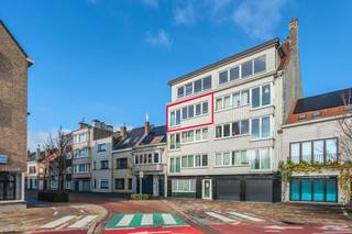Dit instapklare tweeslaapkamerappartement te koop bevindt zich op de derde verdieping van Residentie “Estoril", gelegen in de August Vermeylenstraat te Oostende. Het appartement ligt in een rustige, residentiële wijk.Indeling:- inkomhal- lichtrijke leefruimte met grote raampartijen- open keuken uitgerust met spoeltafel, keramische kookplaat, oven, koelkast en aansluiting voor wasmachine- badkamer met douche en badkamermeubel met spiegelkast- slaapkamer 1 (11m²) met toegang tot het terras- slaapkamer 2 (12m²)- afzonderlijk toilet- zonnig terras (3m²)Daarnaast kunt u gebruikmaken van de gemeenschappelijke fietsenberging in het gebouw. U beschikt eveneens over een private kelderberging.Pluspunten:- zeer lichtrijk appartement- perfect onderhouden- centrale, maar rustige liggingBent u op zoek naar een ideaal appartement voor permanente bewoning, een tweede verblijf of een rendabele investering te Oostende? Contacteer ons dan snel voor meer informatie of een bezoek ter plaatse!