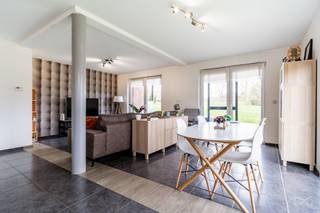 Présentation complète avec plans et vidéo dynamique :Appartement situé au rez-de-chaussée d’un immeuble construit en 2007, dans un cadre verdoyant à...