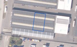 Zeer goed gelegen bedrijfsgebouw voor diverse doeleinden te huur. Deze bedrijvensite is gelegen in industriezone Berkenbossen te Mol, pal naast verbindingsweg N71 tussen Geel en Lommel. Het centrum van Mol ligt op ca. 10 min, oprit E313 in geel op ca. 20 min. <br /><br />Het gebouw is opgetrokken in staalconstructie en geïsoleerde panelen. Er is een bruikbare vloeroppervlakte van 1.000m2 met voorzieningen zoal automatische sectionaalpoort (hoogte 3,5m), gepolierde betonvloer, stroompunten (220V/380V), sprinklersysteem en voldoende LED-verlichting. Er is een vrije hoogte van ca. 4,5m onder dak (3,6m onder overspanning). De site zelf is voorzien van parkeerplaatsen, voldoende buitenverlichting en is tevens volledig omheind. <br /><br />huurprijs excl. BTW. beschikbaar mits inachtneming huurders, contacteer ons voor juiste beschikbaarheden. <br /><br />BIJZONDERHEDEN: <br />- Zeer goede ligging<br />- Bruikbare oppervlakte 1.000m2<br />- Gelegen op afgesloten site