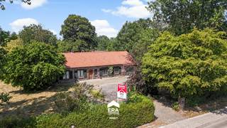 <p>Deze karakteristieke langgevelhoeve met stallen en uitgestrekte weide is gelegen in het groene Peer, nabij Snow Valley en met een vlotte verbinding naar het gezellige stadscentrum. De woning biedt een unieke combinatie van een authentieke uitstraling en een indrukwekkend perceel van circa 2,40 hectare, wat volledige privacy en rust garandeert.</p>
<p><br />De open bebouwing uit 1980 beschikt over een ruime, lichtrijke leefruimte opgedeeld in een sfeervolle zithoek met parket en een eetgedeelte met terracottategels en speksteenkachel. De woning is voorzien van twee badkamers, een wasruimte en een inpandige garage. De verder af te werken zolder biedt ruimte voor extra slaapkamers, terwijl de kelder zorgt voor extra opbergruimte. Dankzij de grote raampartijen geniet u van een prachtig vrij zicht op het eigen groen.</p>
<p><br /><strong>Enkele troeven:</strong></p>
<ul><li>
<p><strong>Groot perceel (2,40 ha):</strong> Optimale privacy, perfect voor grazers of liefhebbers van ruimte.</p>
</li><li>
<p><strong>Authentieke elementen:</strong> De houten schrootjesplafonds en speksteenkachel zorgen voor een gezellige, landelijke sfeer.</p>
</li><li>
<p><strong>Privacy:</strong> Volledig omringd door volwassen bomenrijen, zonder inkijk.</p>
</li></ul>
<p><strong>Belangrijke info voor de koper:</strong> Bij een particuliere aankoop dient een functiewijziging naar zonevreemde woning te worden aangevraagd. Aan deze vergunning worden lasten en voorwaarden gekoppeld. Zo dienen alle niet-functionaliteitsgebouwen afgebroken te worden. Een deel hiervan kan behouden blijven (mits voldaan aan de gestelde voorwaarden) en aangepast worden naar paardenstal. Voor meer gedetailleerde vragen hierover lichten wij u graag in via impact@era.be of op 089 46 48 63. Khaz helpt je graag verder.</p>