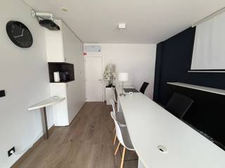 Kantoorruimte (RJ 2015) op een zichtbare locatie incl 2 bergingen.<br /><br />Indeling: open kantoorruimte met grote raampartij, ideaal voor visibiliteit en lichtinval; keukentje; apart toilet. <br />Achteraan zijn er 2 bergingen die inclusief zijn in de vraagprijs. <br /><br />Mogelijkheid tot overname inboedel. <br /><br />Algemeen: <br />- EPC label F door geen of elektrische verwarming <br />- Elektriciteit conform <br />- Lage gemeenschappelijke kosten <br />- Parkeermogelijkheden in de straat <br /><br />Voor meer info of een bezoek: 0472 22 22 44 of thanee@solittvastgoed.be.